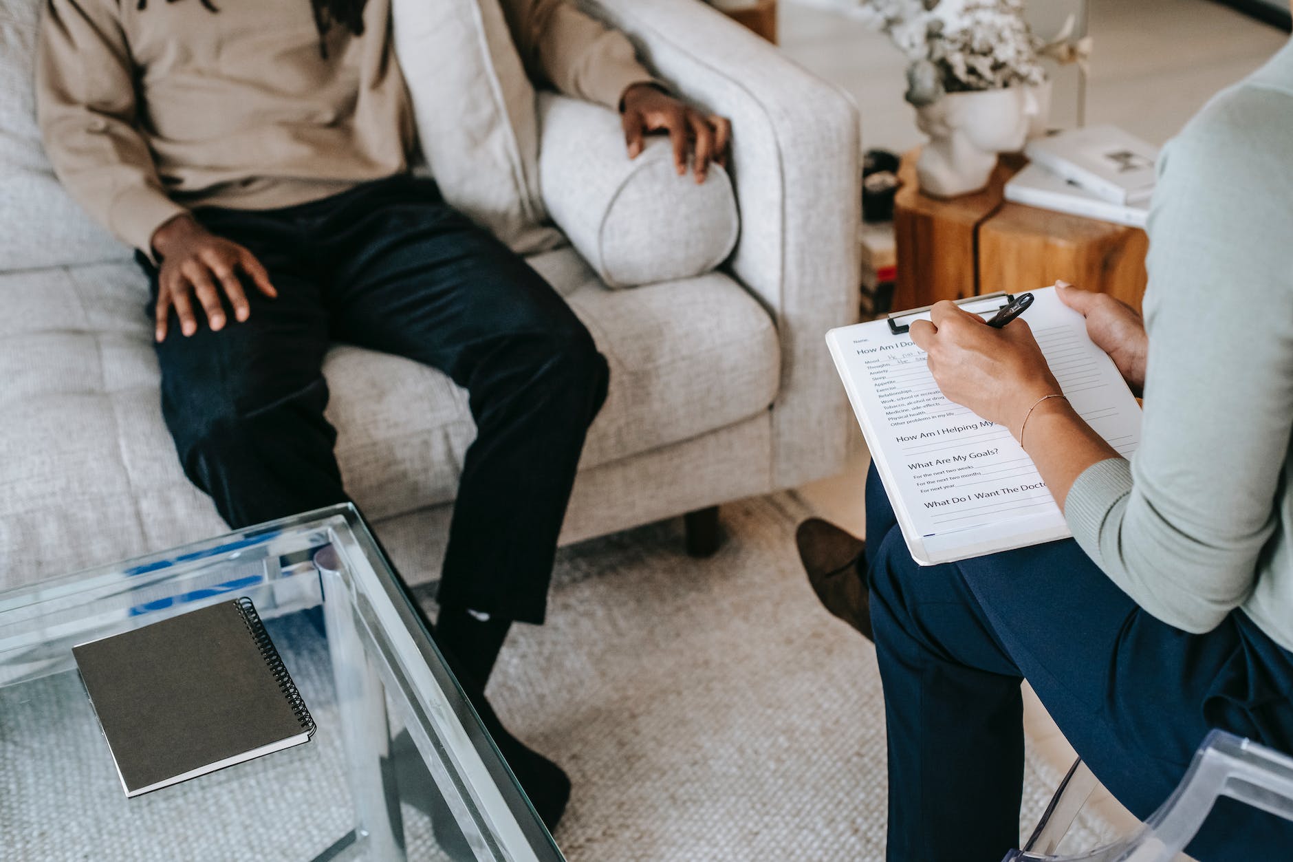 crop unrecognizable black man sharing complains with female psychologist